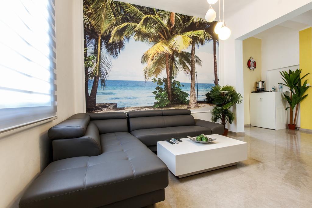 Designed Beach Apartments Тель-Авив Номер фото